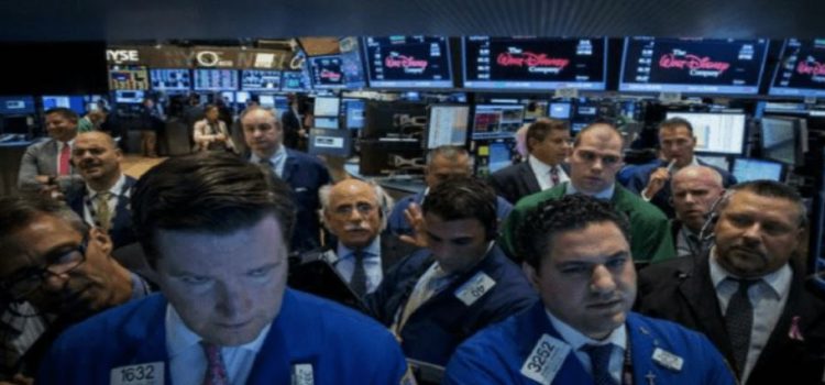 Wall Street termina dispar luego de datos de empleo en EU