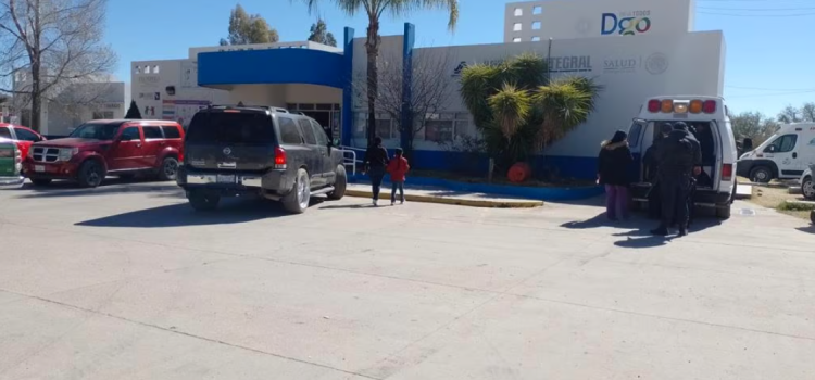 Hermanos se disparan en Durango, uno murió