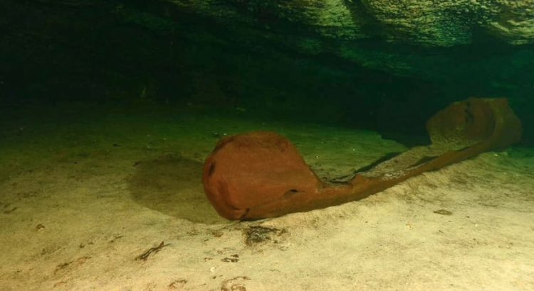 Hallan canoa al interior de un cenote en Yucatán; se cree que fue usada para ritual