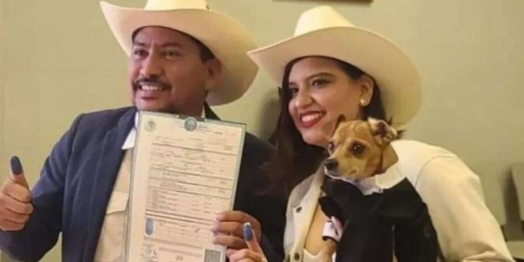 Firma perrito como testigo en la boda de sus “papás” Firma perrito como testigo en la boda de sus “papás”