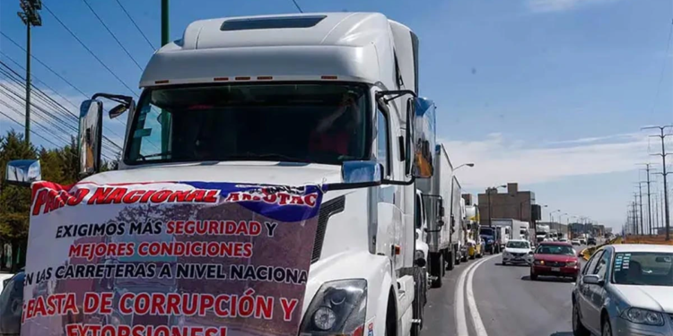 Amagan transportistas con nuevo paro nacional