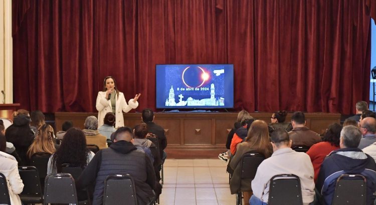 Capacitan a escuelas de Durango para el eclipse solar