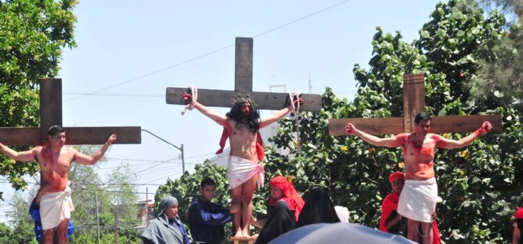 Muestran su fe en el Viacrucis en Gómez Palacio