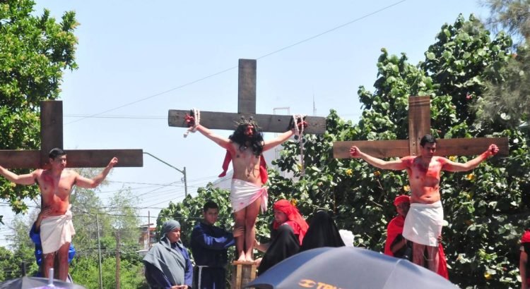 Muestran su fe en el Viacrucis en Gómez Palacio