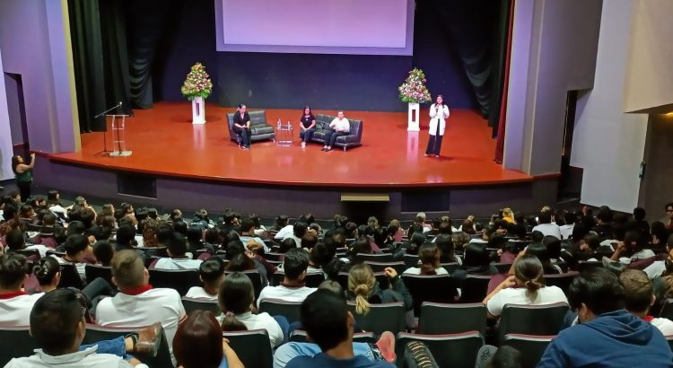 Realizan pláticas Instituto de la Mujer