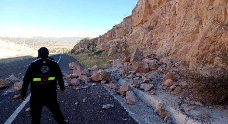 Protección Civil reporta derrumbe por carretera a Parral