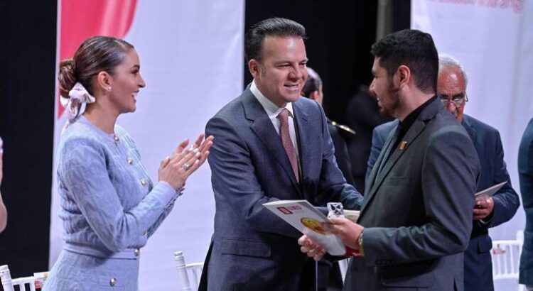 Entregan medallas al Mérito Académico “Benito Juárez”