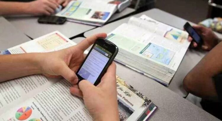 Prohibirán el uso de celulares en aulas