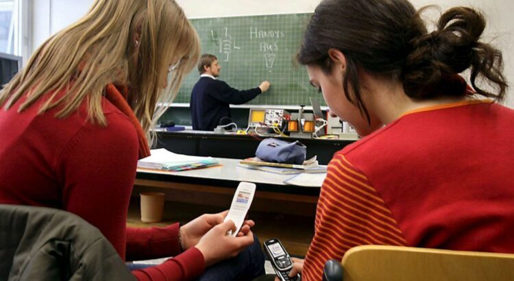 El Congreso espera recibir el reglamento para el uso del celular en las aulas