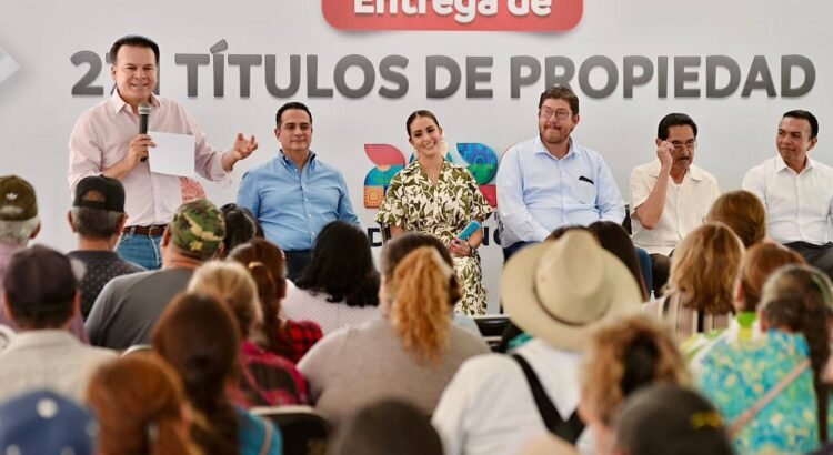 Entregan títulos de propiedad a familias de Durango