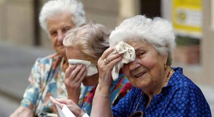 Adultos mayores lo más afectados por el calor Adultos mayores lo más afectados por el calor