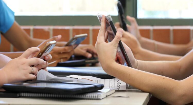 Se prohíbe el uso del celular en las aulas