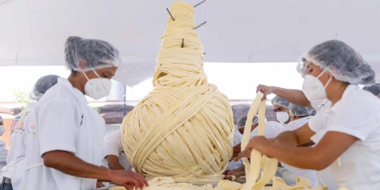 Productores oaxaqueños rompen Récord Guinness con el quesillo más grande del mundo