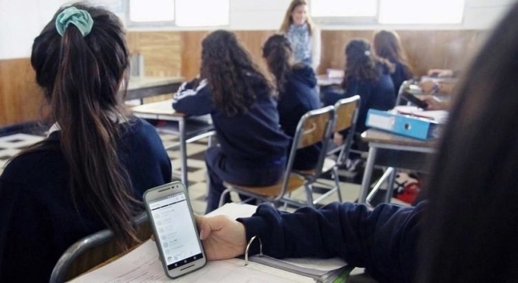 Está listo el protocolo para restringir los celulares en aulas Está listo el protocolo para restringir los celulares en aulas