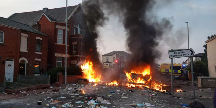 Tragedia en Southport desencadena disturbios y protestas en el Reino Unido