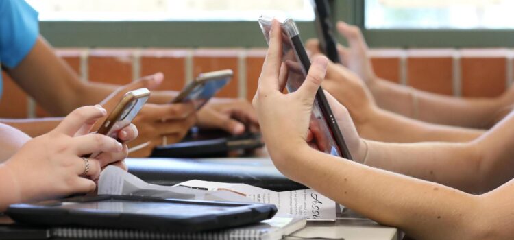 Un éxito el programa de prohibir el celular en los planteles educativos