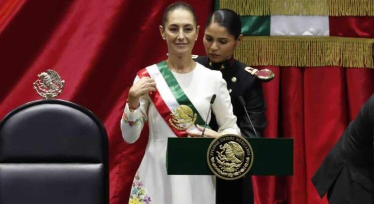 Duranguense colocó la banda presidencial a Claudia Sheinbaum