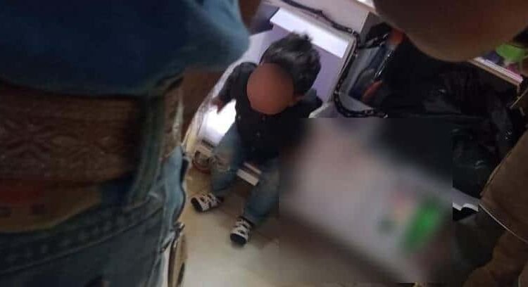 Niño queda atrapado en máquina de muñecos Niño queda atrapado en máquina de muñecos