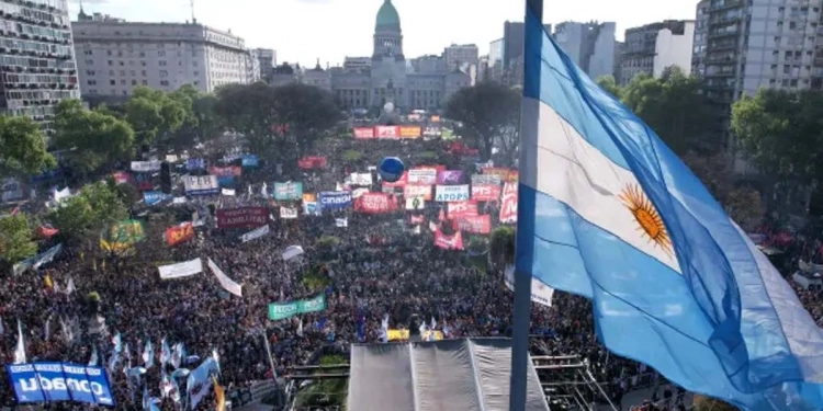 Miles de argentinos marchan en defensa de la universidad pública y contra el veto de Milei