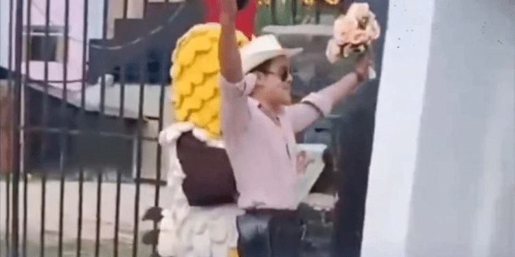 Policía se disfrazó de «Flores el Patrón» para arrestar a fugitiva Policía se disfrazó de «Flores el Patrón» para arrestar a fugitiva