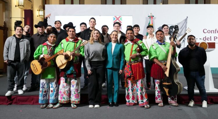 Duranguenses participan en Himno del Migrante