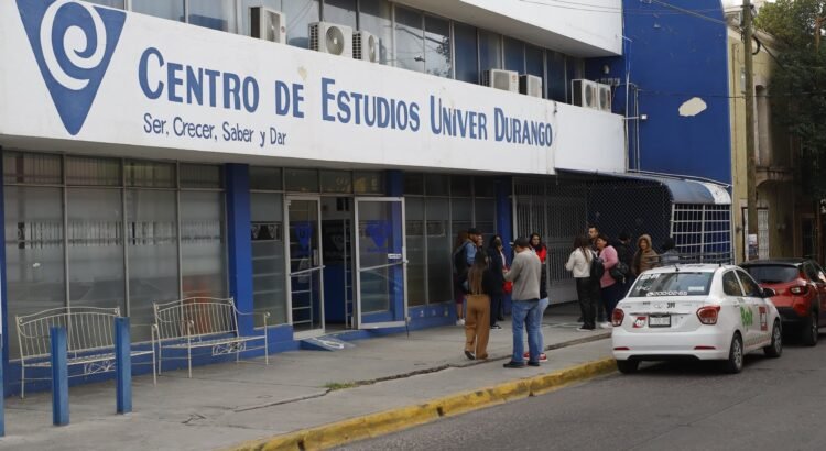 Alumnos se manifiestan ante el temor del cierre de Univer Durango Alumnos se manifiestan ante el temor del cierre de Univer Durango