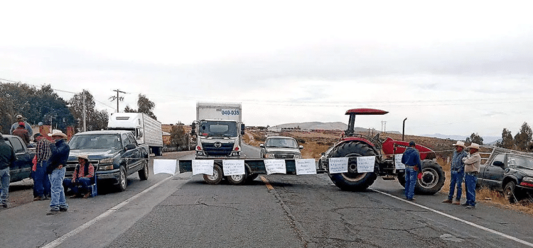 Caos por el bloqueo de productores de frijol la carretera Zacatecas-Durango