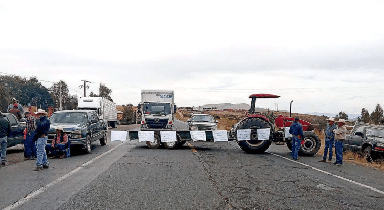 Caos por el bloqueo de productores de frijol la carretera Zacatecas-Durango Caos por el bloqueo de productores de frijol la carretera Zacatecas-Durango