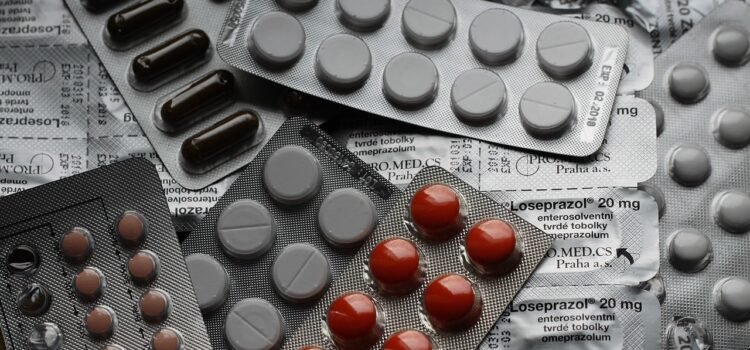 Decomisan medicamentos que vendían en el tianguis: Coprised