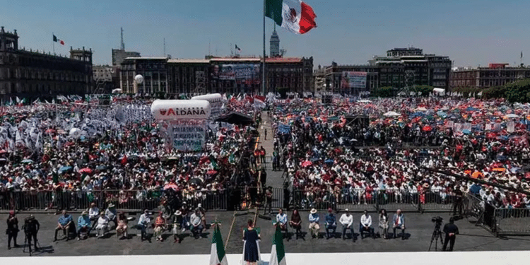 Más de 350 mil personas presentes en la asamblea informativa de Sheinbaum en el Zócalo