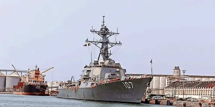 Atraca destructor estadounidense en el puerto de Veracruz