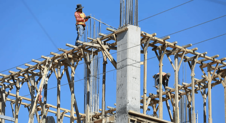 Constructoras foráneas dejan adeudos con empresas locales Constructoras foráneas dejan adeudos con empresas locales