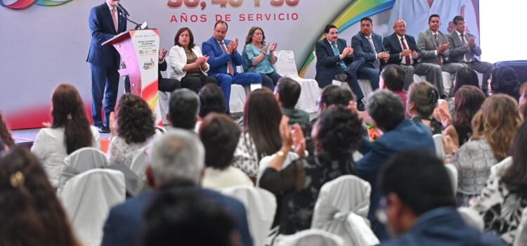 Reconocen la labor de los maestros en la construcción del presente de Durango