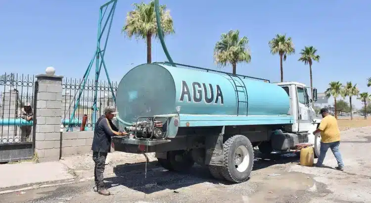 Distribuyen agua gratuita en pipas Distribuyen agua gratuita en pipas