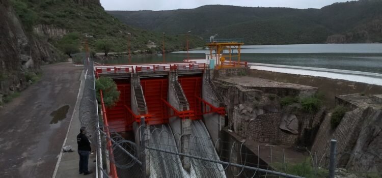 Dan mantenimiento a las compuertas de la presa Guadalupe Victoria
