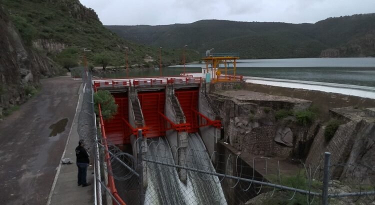 Dan mantenimiento a las compuertas de la presa Guadalupe Victoria
