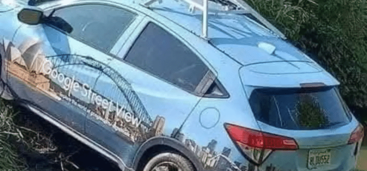 Apedrean auto de Google Maps por creer que atrae huracanes