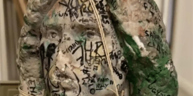 En cateo, y por casualidad hallan busto robado de la tumba de Jim Morrison