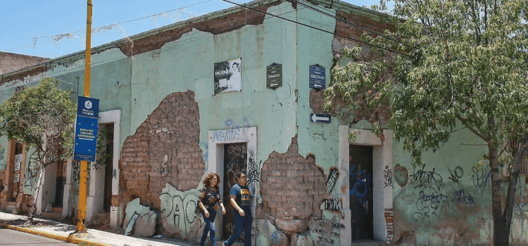 Reportan 60 casas en riesgo de derrumbe