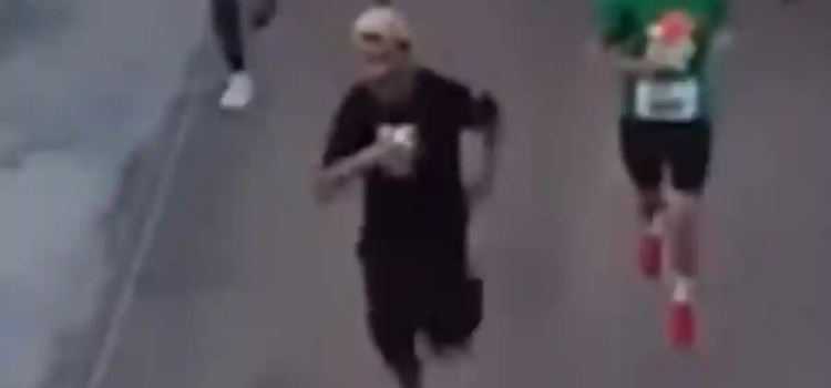 Ebrio y con chanclas corrió carrera de 8 km