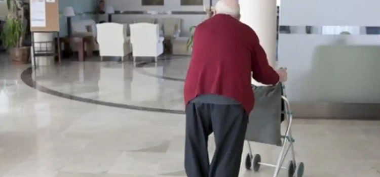 A sus 38 años decidió mudarse a una residencia para personas de la tercera edad