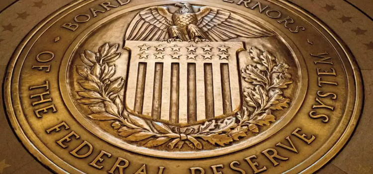 Redujo la Reserva Federal su tasa de interés de referencia