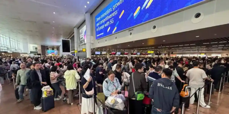 Afectan ciberataques operaciones en aeropuertos de Europa Afectan ciberataques operaciones en aeropuertos de Europa