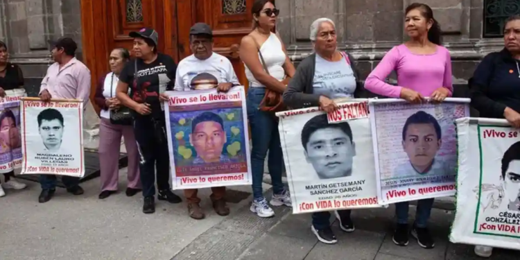 Lamentan padres de los 43 la falta de avances en investigación del caso Ayotzinapa