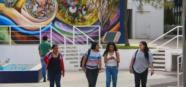 Realizan fumigación preventiva en la Facultad de Economía, Contaduría y Administración (FECA) de la UJED