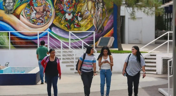 Realizan fumigación preventiva en la Facultad de Economía, Contaduría y Administración (FECA) de la UJED Realizan fumigación preventiva en la Facultad de Economía, Contaduría y Administración (FECA) de la UJED