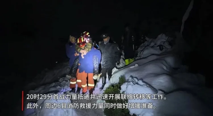 Rescatan a casi 900 personas atrapadas por una tormenta de nieve en el Everest Rescatan a casi 900 personas atrapadas por una tormenta de nieve en el Everest