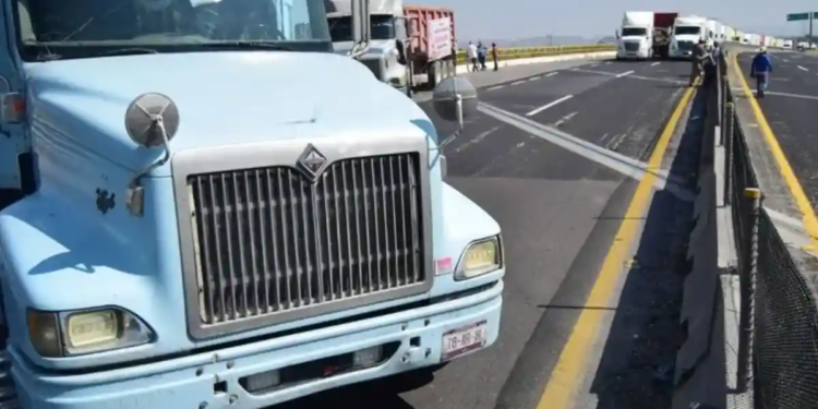 Entablaron campesinos y transportistas diálogo con Gobernación