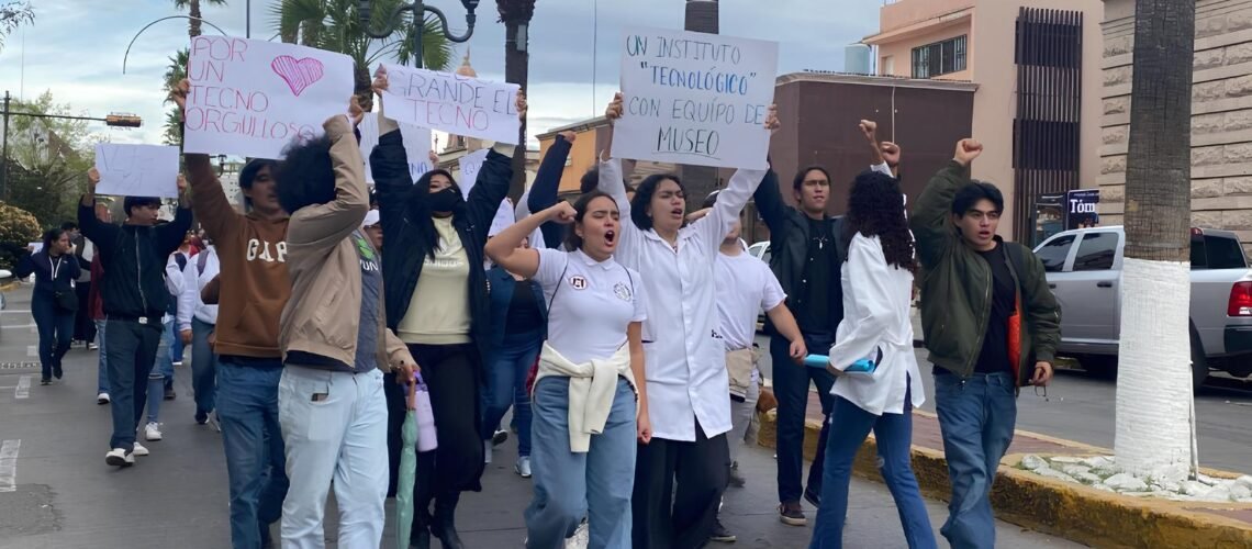 Alumnos del ITD marchan para exigir la destitución del director
